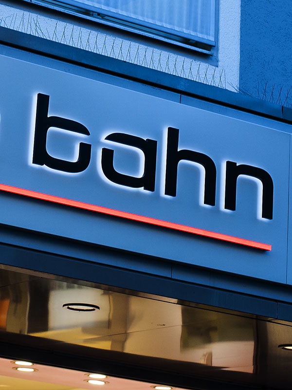 Brillen bahn Fassade